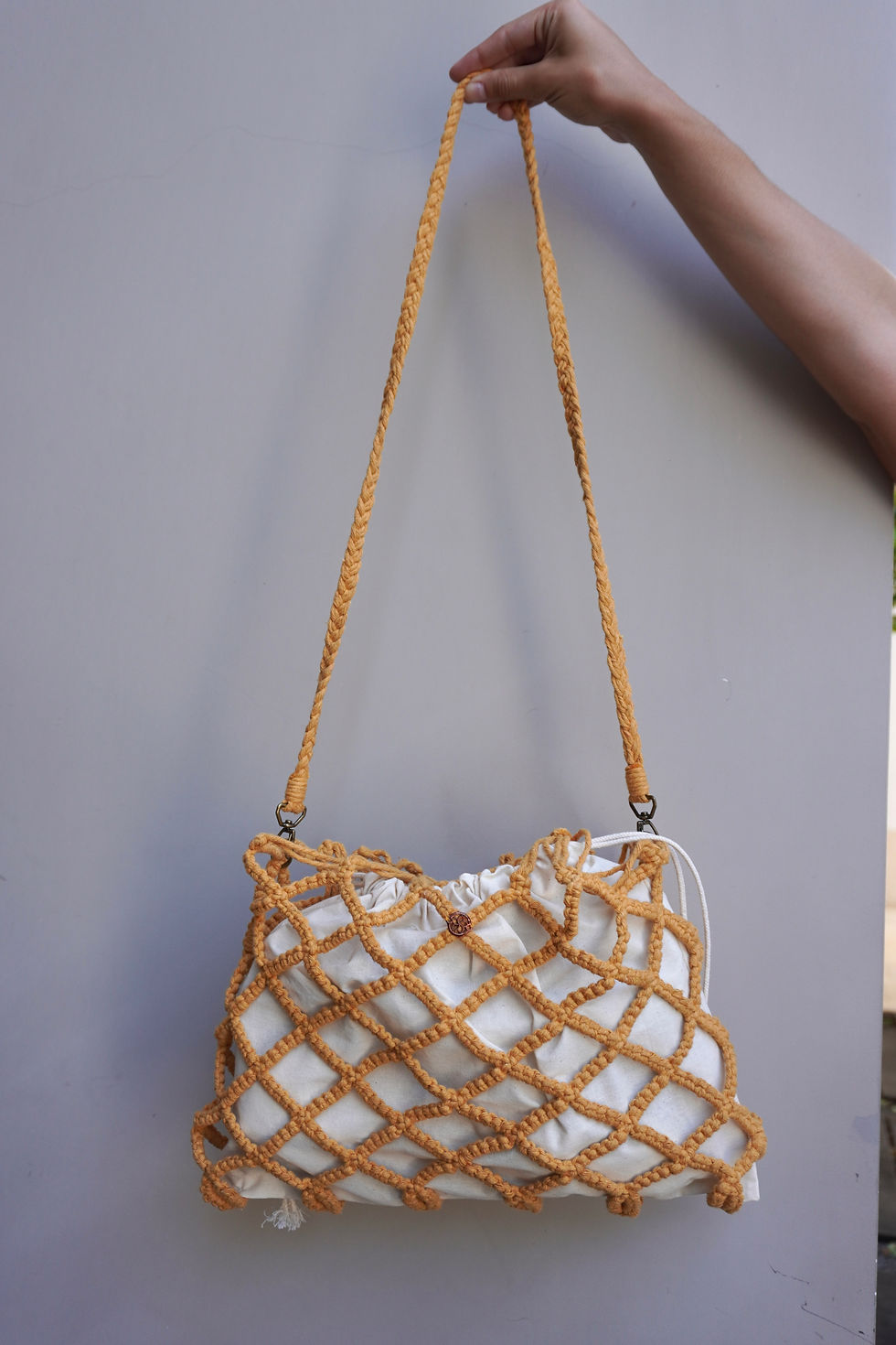 Bolsa Amélie macramê mostarda