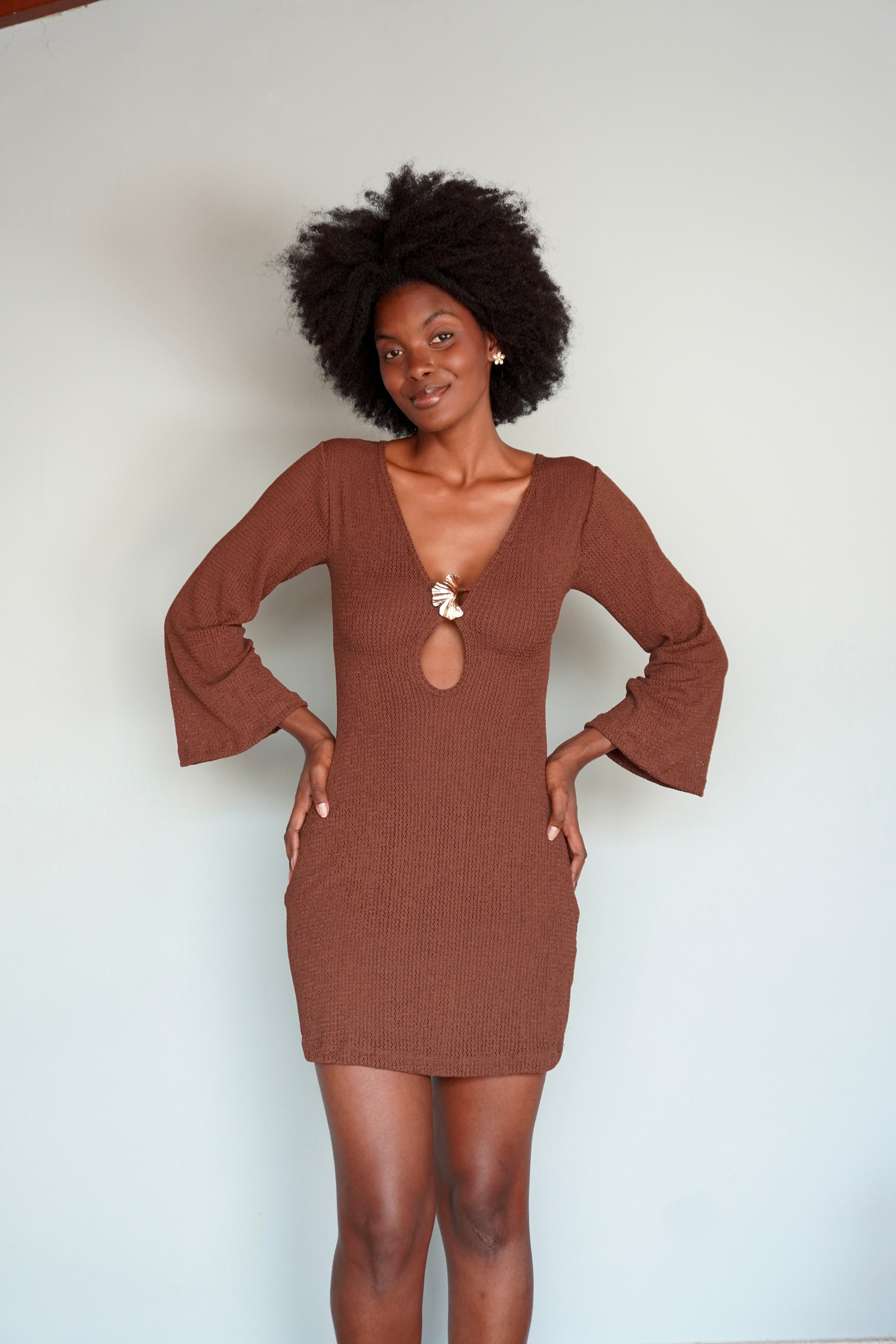 Vestido Lorenza curto marrom malha tricot