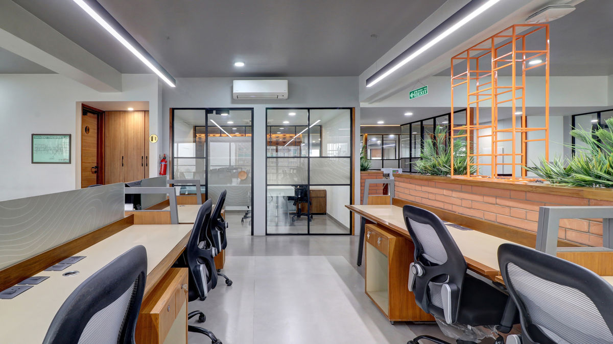 Interior design of office space with a large continuous floor area and multiple work zones