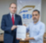 daniele gerry segurando o documento assinado