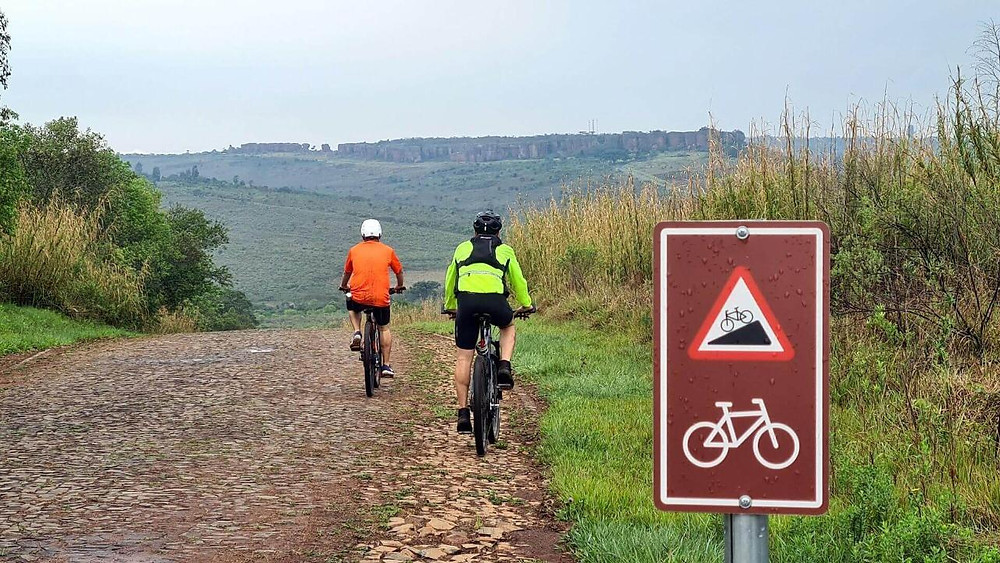 imagem do casal andando de bike pelo Parque