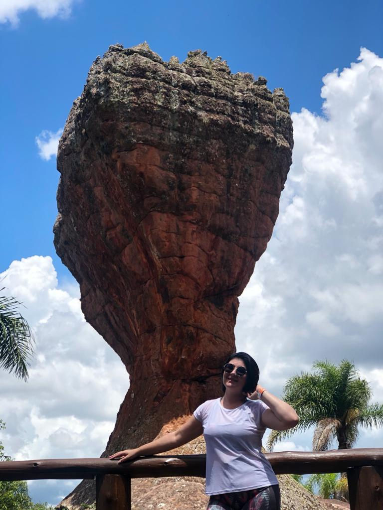 Foto de Cintia em frente a taça de vila velha