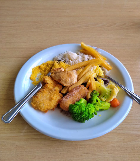 prato de comida com carne, brócolis, banana frita, batata frita e arroz