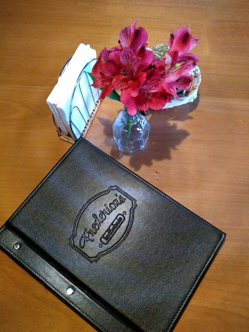 Foto do cardápio do Frederica's sobre uma mesa