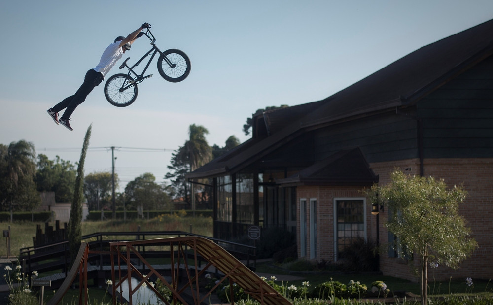 Marcelinho literalmente voando com sua bike em frente ao Frederica's