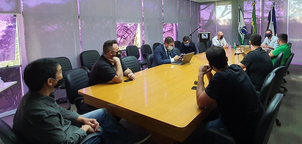 foto de uma reunião com 6 pessoas