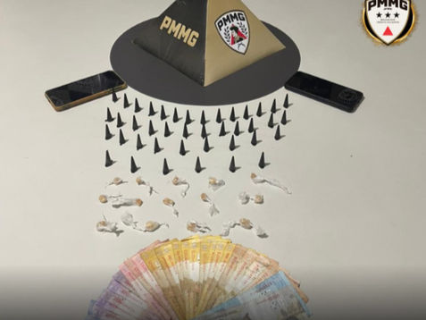 Operação da PM na Avenida Inhotim prende homem com 41 pinos de cocaína e 14 pedras de crack