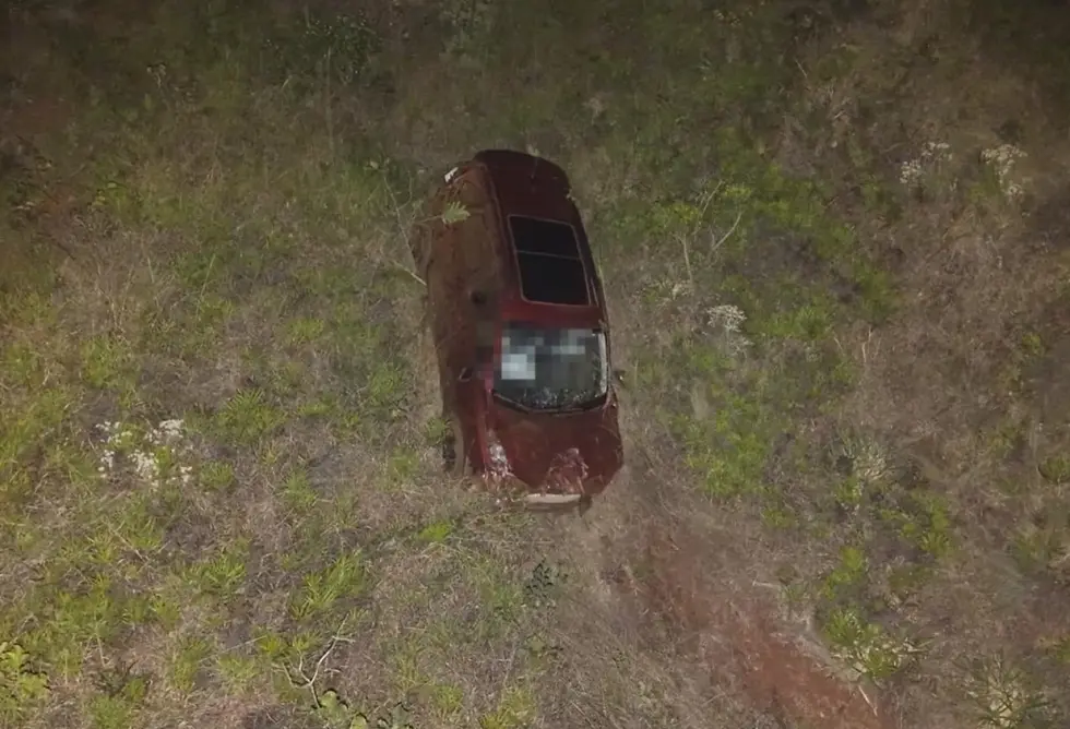 Mulher morre após carro despencar em ribanceira na Serra do Rola-Moça, em Brumadinho