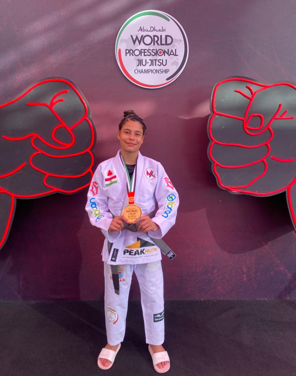 Com três finalizações, Mikaela faz história no jiu-jitsu e leva título mundial para Brumadinho