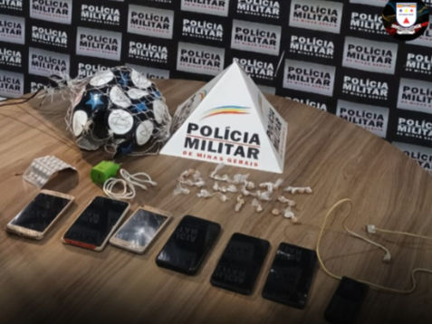 PM apreende crack e celulares durante operação contra tráfico em Brumadinho