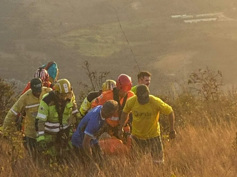 Mulher de 40 anos fica ferida após queda de parapente no Topo do Mundo