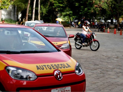 Governo avalia tornar autoescola opcional para emissão da CNH e facilitar acesso à habilitação