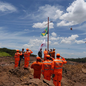 Força-tarefa brasileira com bombeiros de Brumadinho embarca para resgate na Venezuela
