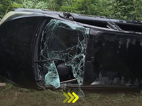 Veículo capota e cai em ribanceira na Serra da Conquistinha após erro de rota do GPS
