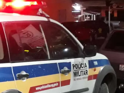 Vingança: brumadinhense tem veículo atacado por vingança na porta de casa e PM faz intervenção