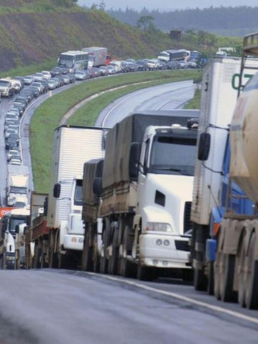 Governo de Minas anuncia subsídio de R$0,60 por litro de diesel para conter alta do combustível