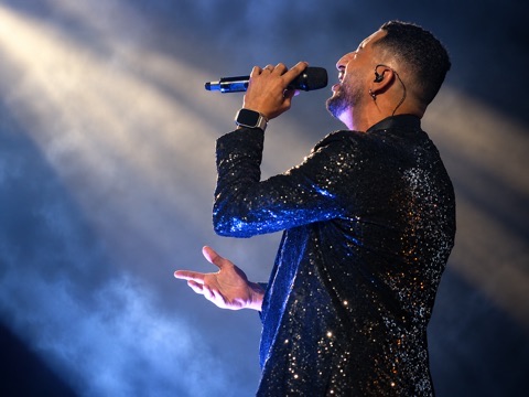 Chanteur sur scène