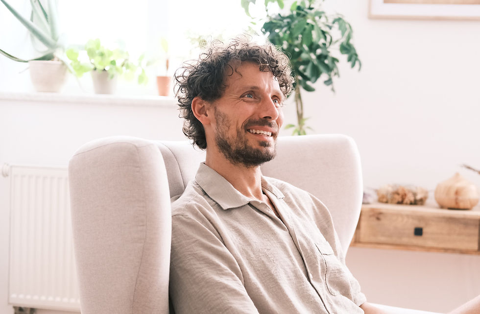 Frank in seinem Praxisraum in Dresden – Raum für persönliche Entwicklung, systemische Therapie und Innere-Kind-Arbeit.