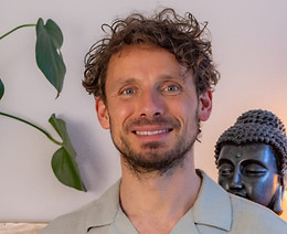 Portrait von Frank Günther in seiner Praxis in Dresden für psychologische Beratung