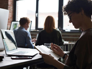 Masterarbeit schreiben lassen? Echte Ghostwriter‑Erfahrungen, Kosten, Risiken & professionelle Alternativen 2026