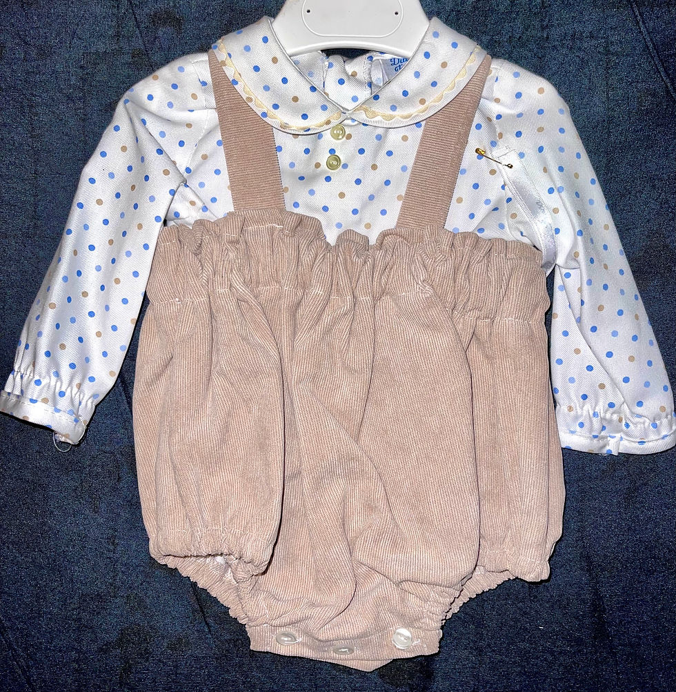 Kurzbeinige Latzhose mit Hemd