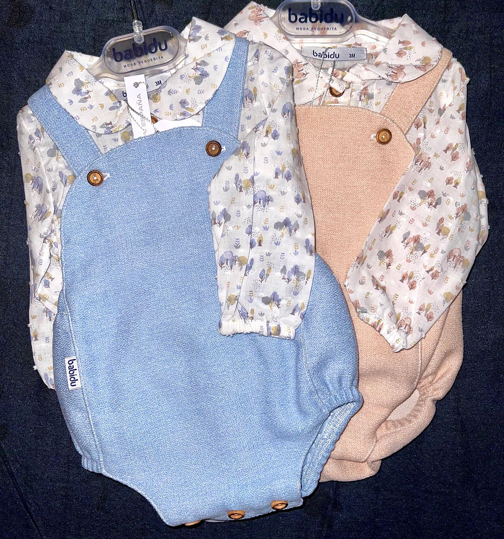 Kurzbeinige Latzhose mit Hemd