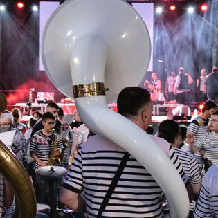 Feria de Pentecôtavic, les Bandas dans la Ville