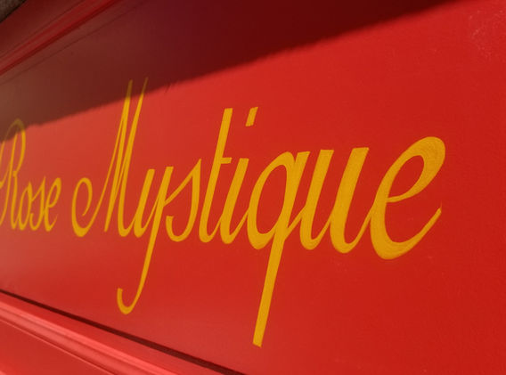 LA ROSE MYSTIQUE - rénovation façade, lettrage et logo peints à la main par ADELLES - RENNES (35)