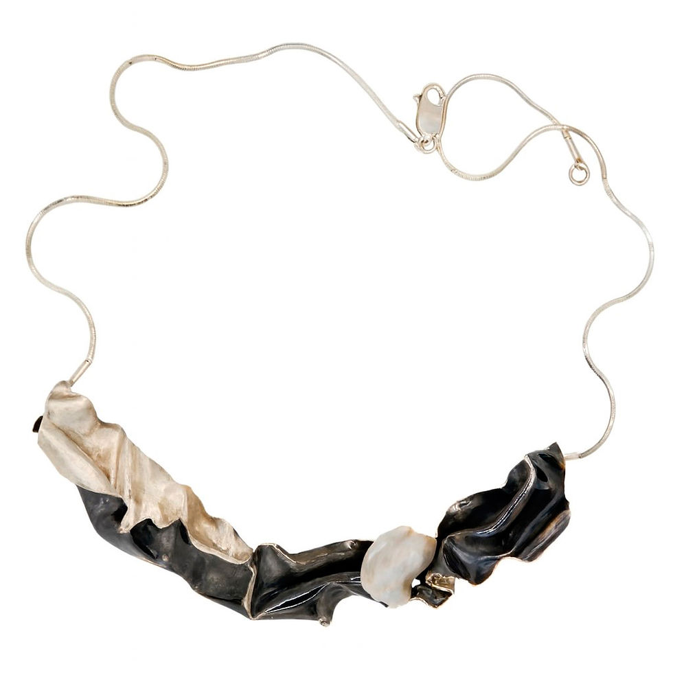 Oxidixed and textured Silver necklace with a pearl