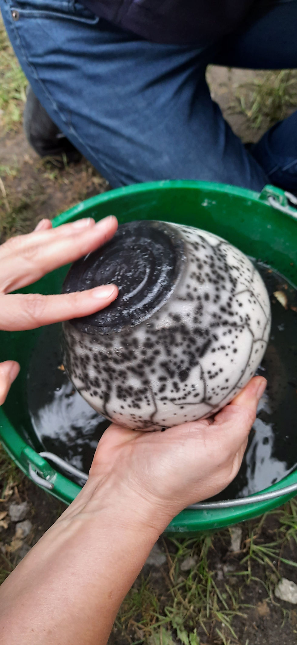 Czyszczenie naczynie po wypale Raku Czarne dło i dużo kropek,Naked Raku.