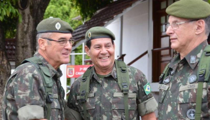 General Mourão ao centro foi vice-presidente de 2018 a 2021
