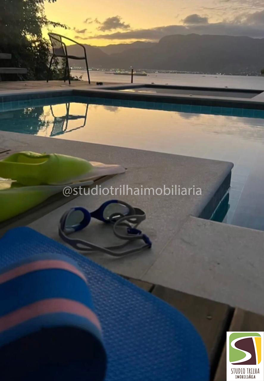 Casa à Venda em Ilhabela, 5 dormitórios, Vista Panorâmica ao mar, no Itaguassú