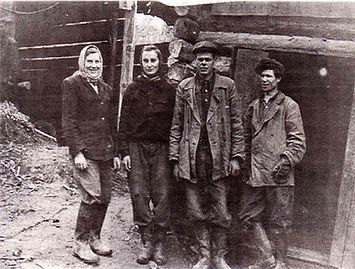 Кунц Леокадия Августовна на лесозаготовке в Пермской области-1.jpg