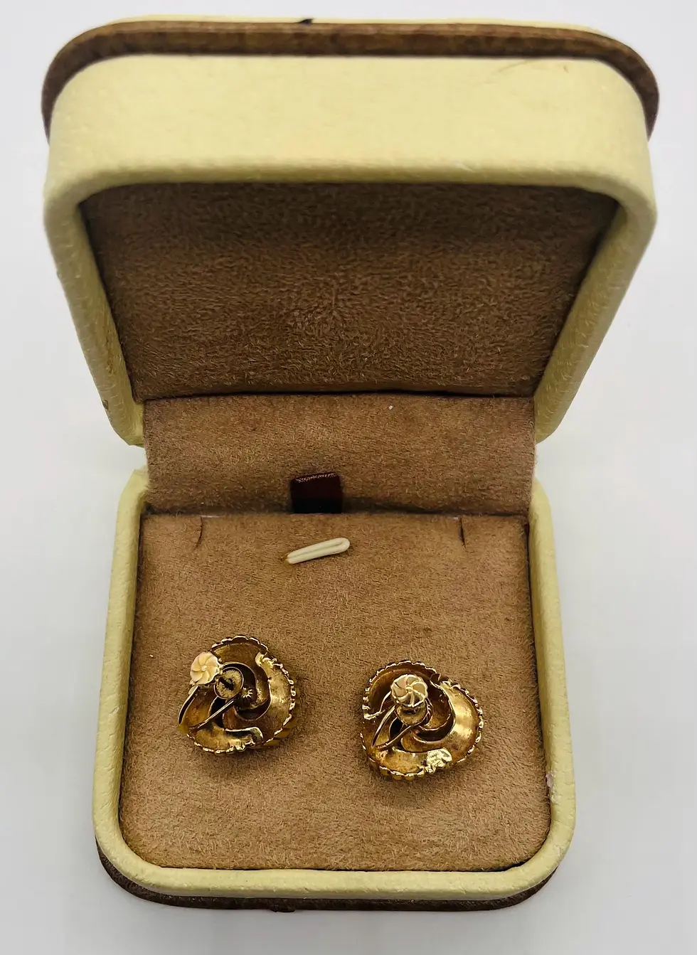 Thumbnail: Pair of 10K Yellow Gold Swirl Design Screw Back Clip-on Earrings