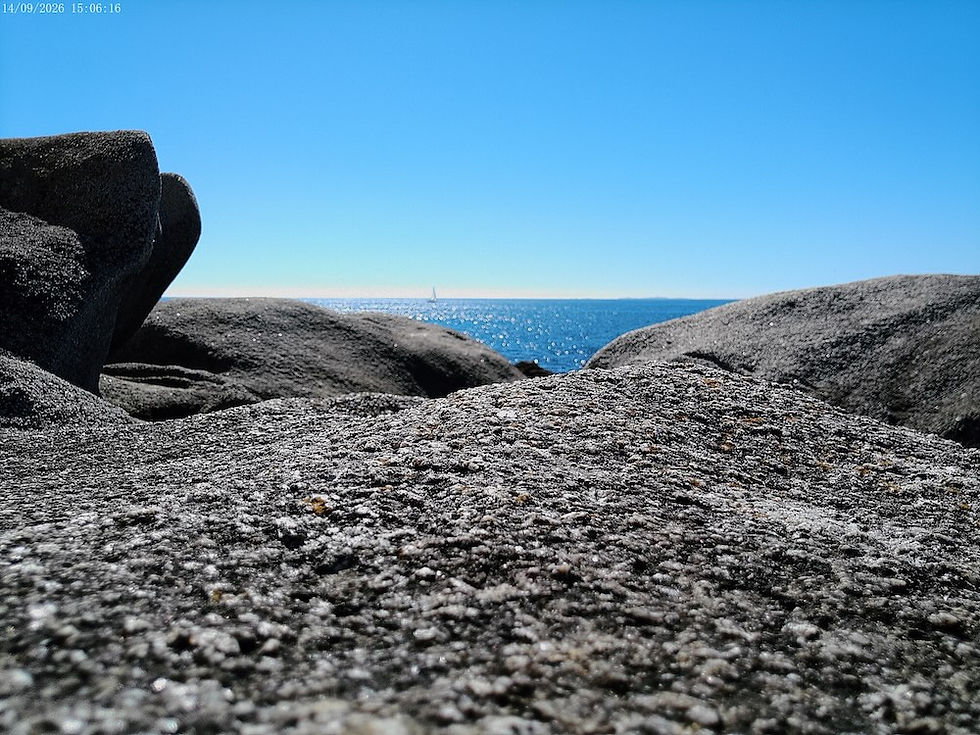 Granitfelsen mit Blick auf den Atlantik an der Pointe de Trévignon