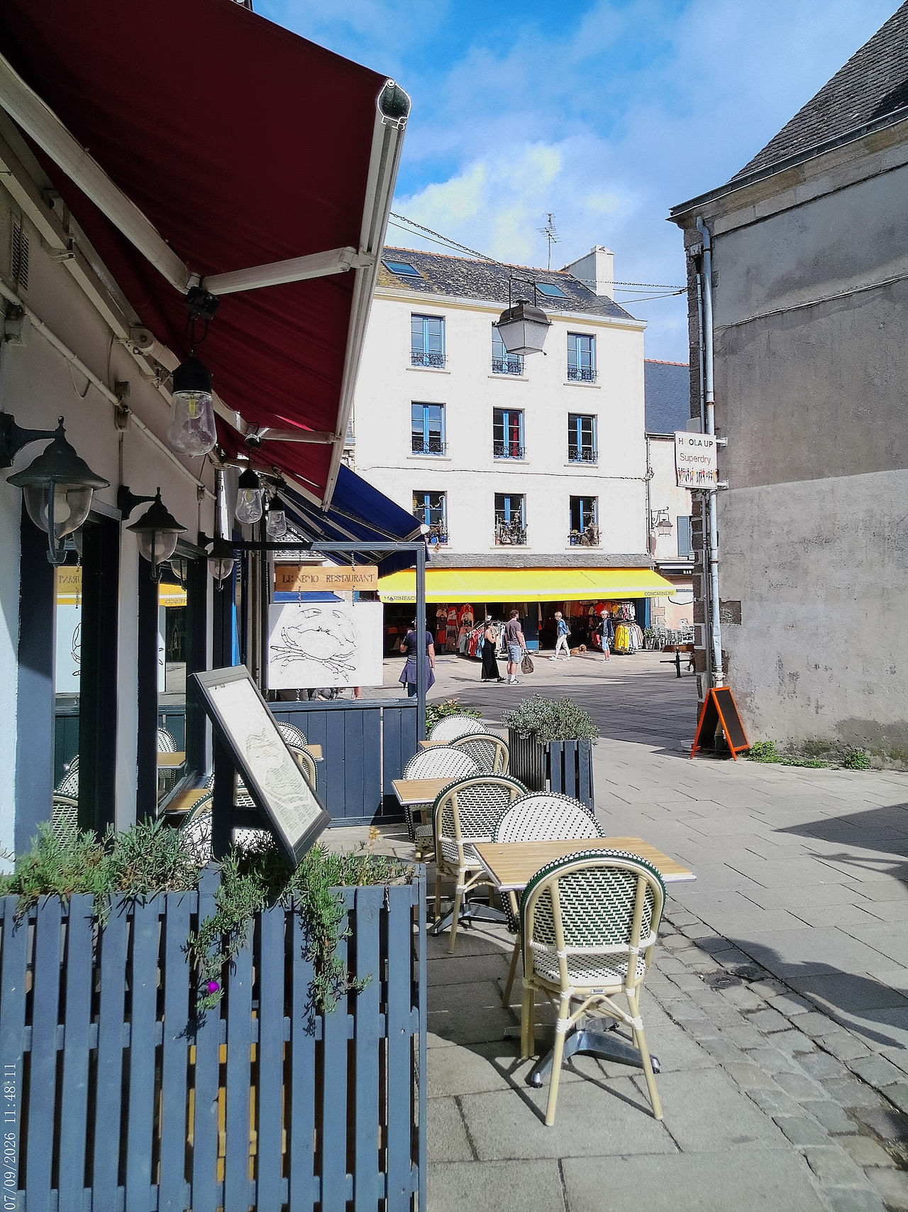 Terrasse et commerces dans une rue de la Ville Close de Concarneau