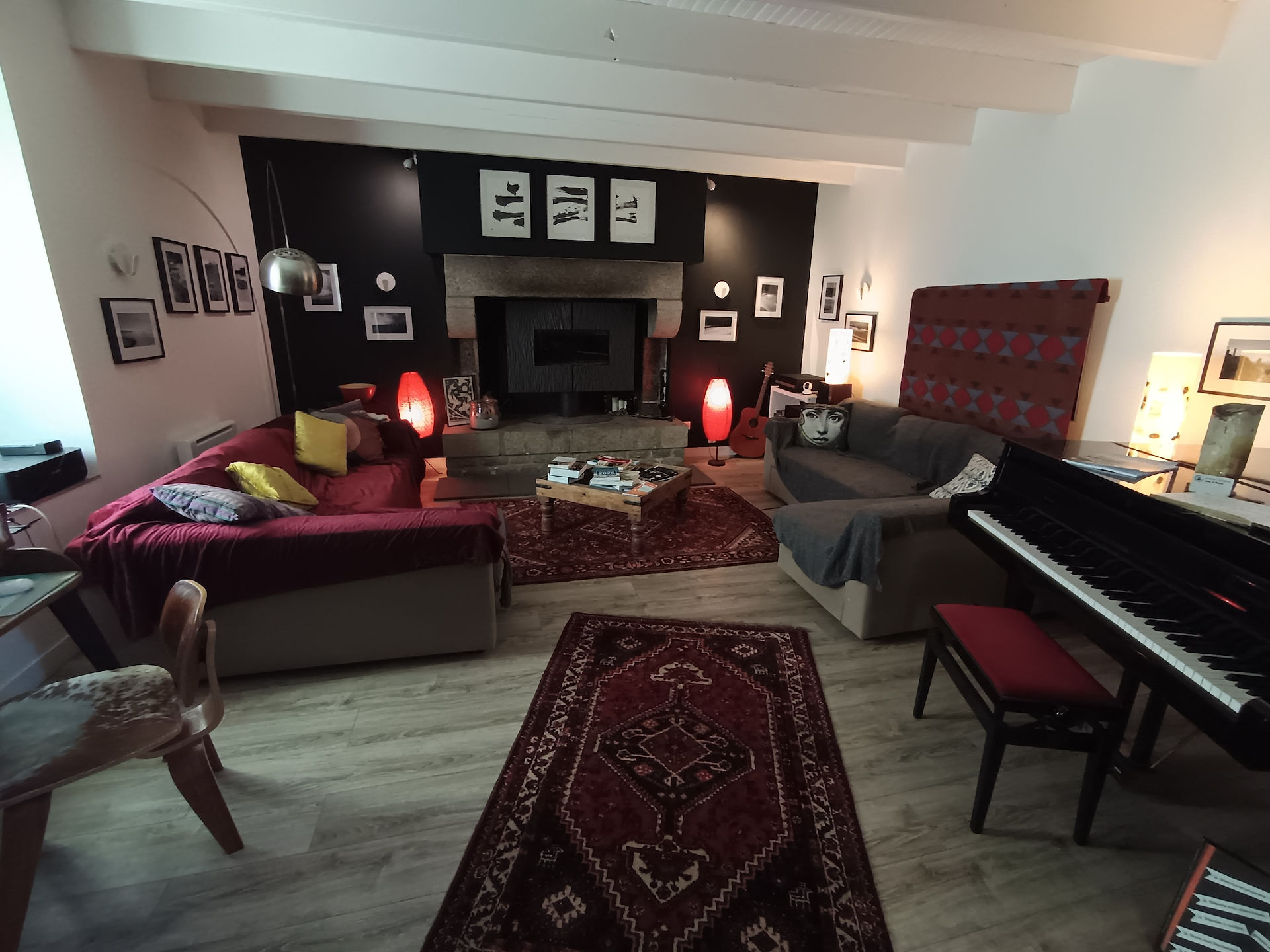Salon der Les 3 Koïs bei Pont-Aven mit Kamin und Klavier