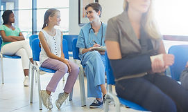Enfermera y paciente en la sala de esper