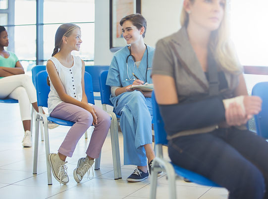 Enfermera y paciente en la sala de esper