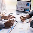 Salariés en réunion collaborative discutant de stratégies de croissance pour l'entreprise.