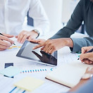 Équipe de professionnels en réunion, échangeant des idées pour optimiser la conformité RH.