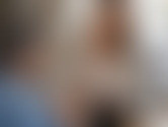 Psicoterapeuta em atendimento clínico demonstrando escuta atenta e presença, para além da técnica.