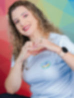 Diretora Pedagógica, sorrindo e formando um coração com as mãos.