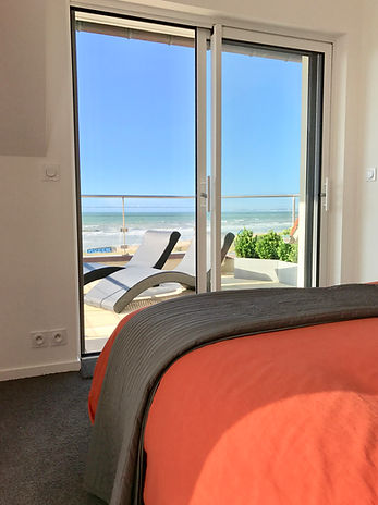 La chambre parentale et sa terrasse privative