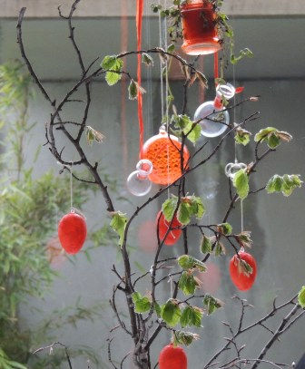 Gestaltung am Wohnzimmerfenster