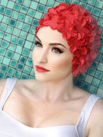 Portrait beauté d'un modèle portant un bonnet de bain à fleurs rouges, esprit piscine des années 50. Workshop photo Lille.
