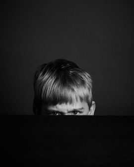 Portrait noir et blanc créatif d’élève