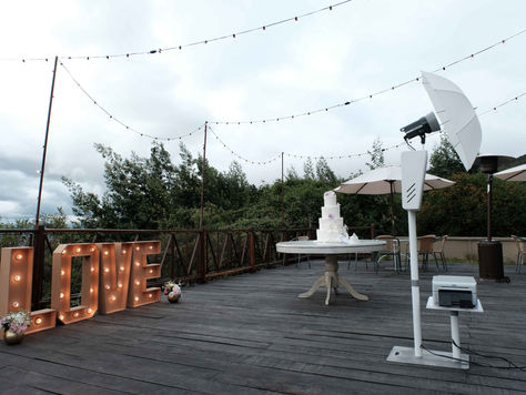 Sorprende a tus invitados con una fotocabina en tu boda. Fotos divertidas, personalizadas y recuerdos que todos querrán llevarse y compartir.