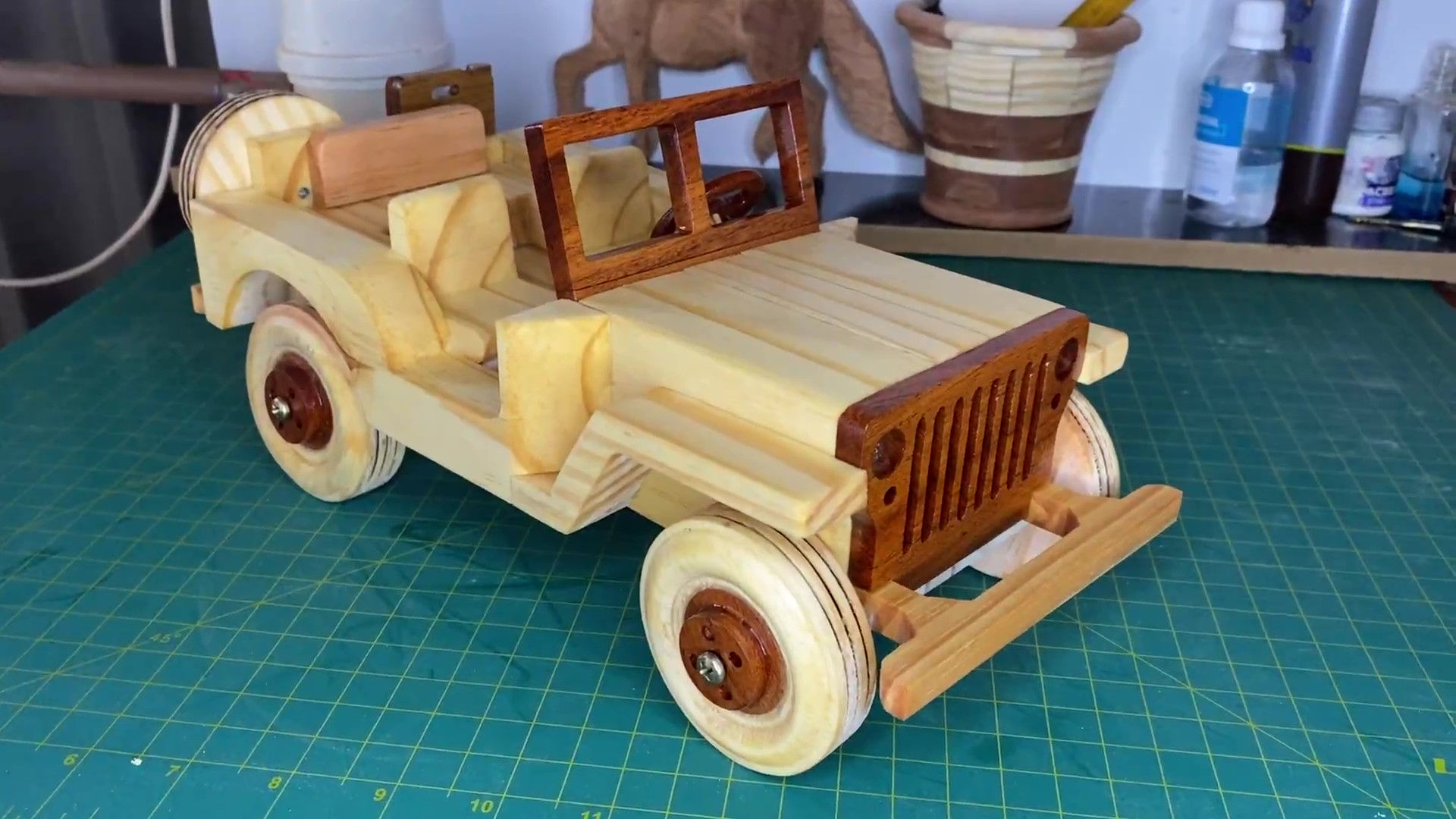 Jeep de madeira Gratis