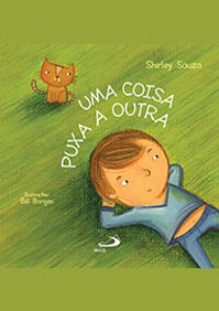Capa do livro Uma coisa puxa outra. Uma ilustração ocupa toda a capa mostrando um menino deitado sobre um fundo verde, acompanhado por seu gato. No alto da capa está o nome da autora Shirley Souza, abaixo dele está o título do livro. Na parte inferior está o nome do ilustrador, Bill Borges. No rodapé, centralizado está o logotipo da Editora Paulus.